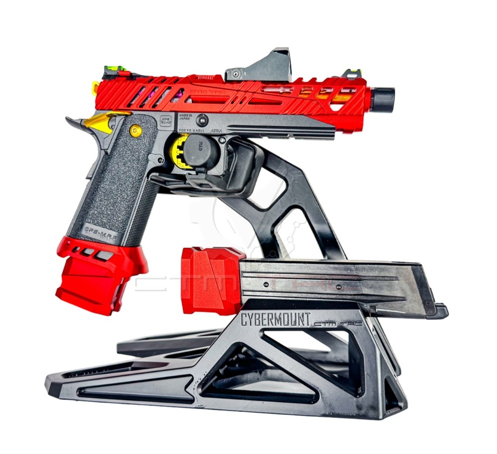 Vytuněná pistole TM Hi-Capa umístněná ve stojanu CYBERMOUNT