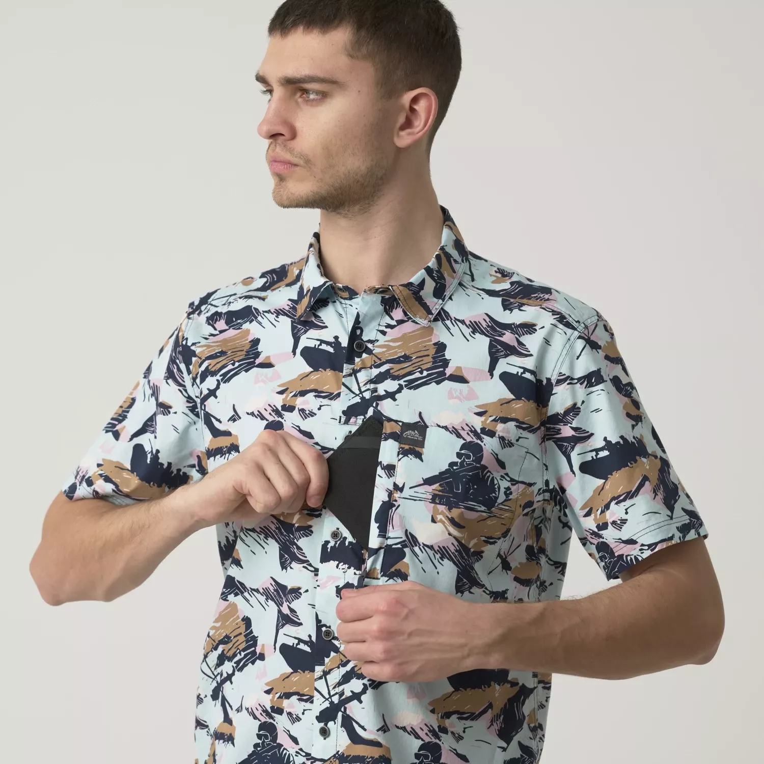 Access to the hidden chest pocket (shirt in Pacific pattern)